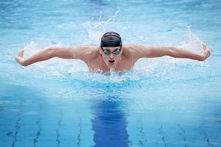 Полезният плуване за мъже и как да се обучават