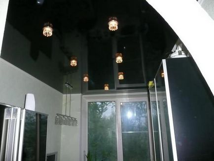 Черно лъскави тавани в интериора снимка кухнята