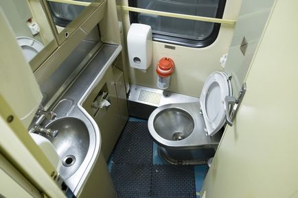 Какво ще се случи, ако се хвърлят отпадъци в тоалетната на влака с пълна скорост