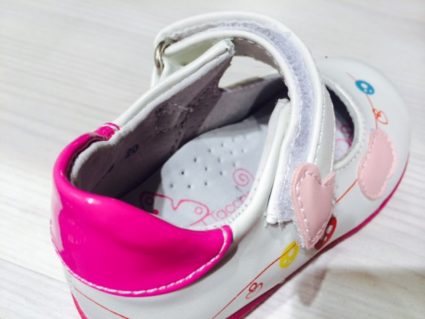 Какво е най-горната част на стъпалото в детските обувки, тъй като е необходимо и дали без него