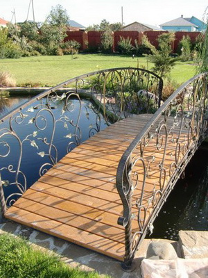 Декоративни мостове за градина и озеленяване снимка мост над езерото в дачата