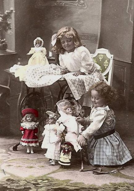Деца и кукли