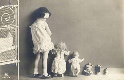Деца и кукли