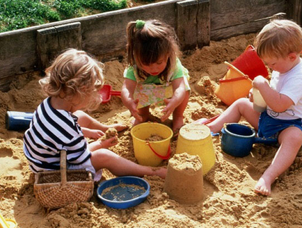 Детски пясъчник с ръцете си