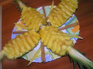 Колко е красиво квартира ананас на празничната трапеза, как да се яде ананас