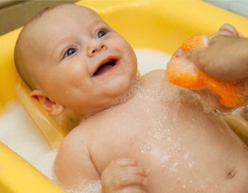 Как да се къпе новородено бебе съвети и алгоритъм на действия