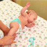Как да се научи детето да се преобърне от стомаха да направите резервно копие, от гръб по корем и правото упражнения