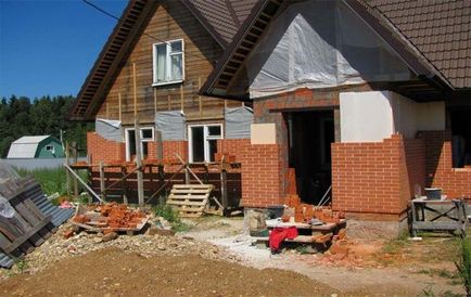 Как да се наложи една дървена къща с тухлени стъпки на работа