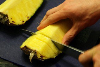 Как да се бели и нарязани ананас по различни начини