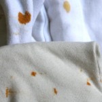 Как да изпере дрехите с жълтурчета и печат на петна