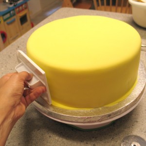 Как да се покрие тортата с мастика снимка видео