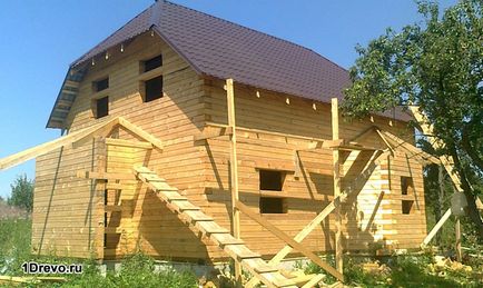 Как да се изгради двуетажна дървена къща площад на с ръцете си