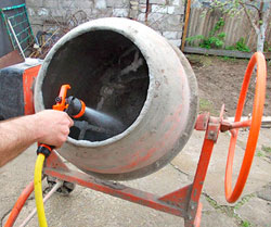 Как правилно и безопасно да се излива бетон двор с ръцете си