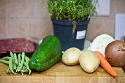 Как да се готви задушени картофи с тиквички, зеленчуци, пиле или месо