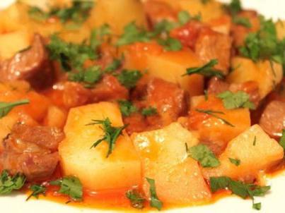 Как да се готви задушени картофи с тиквички, зеленчуци, пиле или месо