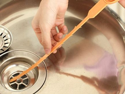 Как да се отпуши една тръба в кухнята на блокажа в дома си, видеото