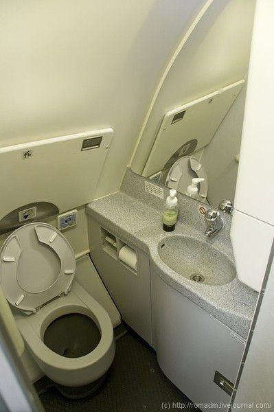 Как тоалетната на самолета дяволите