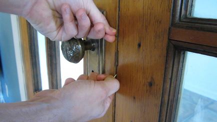 Как да отключите от вратата да разглобявате цялата вътрешност, дръжка на врата с ключалка устройство