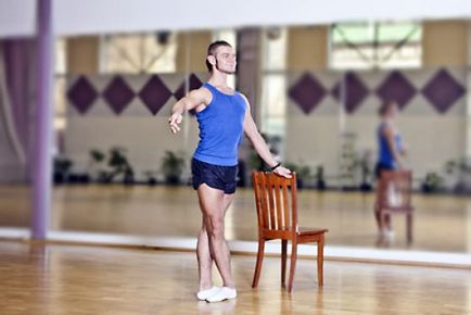 Как са танцьорите от балет урок дома с един стол (снимка)