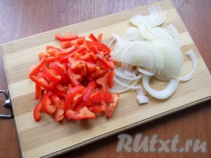 Зеле, мариновани с черен пипер и домати - рецептата със снимка
