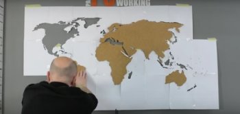 Карта на света на стената с ръце