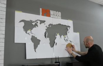 Карта на света на стената с ръце