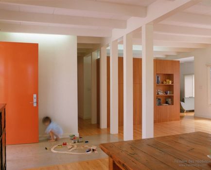 Колоните във вътрешността на апартаменти и къщи, модерен дизайн на снимката