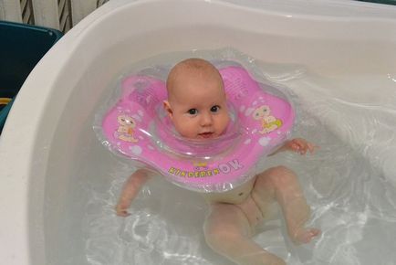 Кръгът за новородени с колко месеца се къпят деца