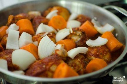 Пиле задушено с лук и моркови - стъпка по стъпка рецепта със снимки на
