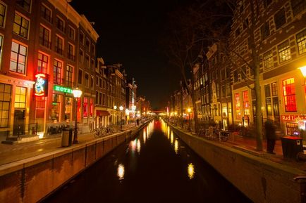 Квартал на червените фенери в Амстердам улица