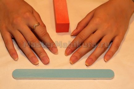 Naroscheny ноктите яке, 4 по време на работа на Френски маникюр
