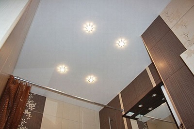 Окачен таван в банята - плюсове и минуси, особено при избора на