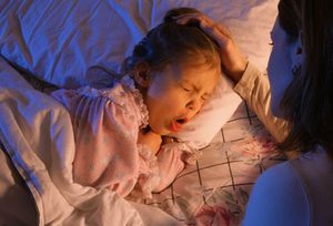 Nocturnal кашлица, отколкото да спре атака през нощта, как да се спре суха кашлица в възрастен или дете