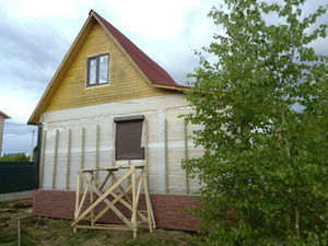 Облицовъчен дървена къща, отколкото да ножницата дървена къща отвън, материалите за външната обвивка у дома