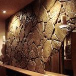 Декорация на стените с декоративен камък в апартамент хола с лице изкуствен материал (снимки,