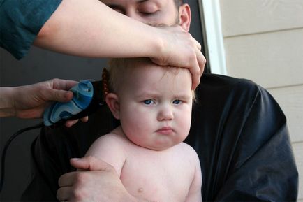 Първо подстригване бебе нужда, табели, съвети