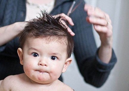 Първо подстригване бебе нужда, табели, съвети