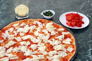 Пица с домати - просто вкусна и красива