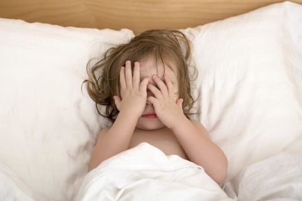Защо детето плаче в съня си и не се събуди, тя прави звуци през нощта причини
