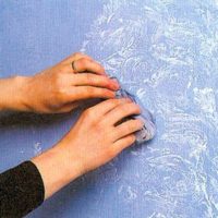 Боядисване мазилка с ръцете си по време на работа трикове