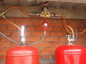 Правилното свързване на газовата бутилка до печката в страната