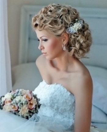 Прически за сватба на средна снимка коса