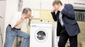 Когато цикълът на перална машина спин скача, тя вибрира или шейкове