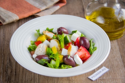 А просто рецепта за гръцка салата с пиле - класически рецепта - стъпка по стъпка рецепта със снимка, както е
