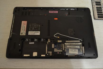 Демонтаж - почистване - сглобяване на лаптоп Acer 1 (отвърне един винт) Демонтаж - почистване - сглобяване на лаптоп Acer 1