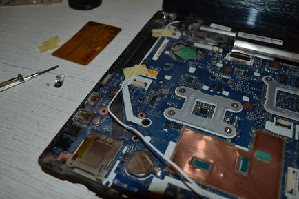 Демонтаж - почистване - сглобяване на лаптоп Acer 1 (отвърне един винт) Демонтаж - почистване - сглобяване на лаптоп Acer 1