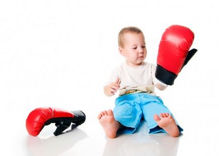 Бебето се бие по главата привлича внимание или разстроен