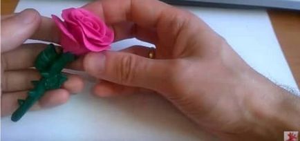 Роза от пластелин