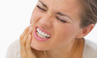 Стисна зъби през нощта, причини, симптоми, последствия, лечение