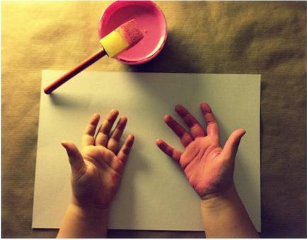 Впечатления ръцете и краката на детето със собствените си ръце - спомени от детството замразени